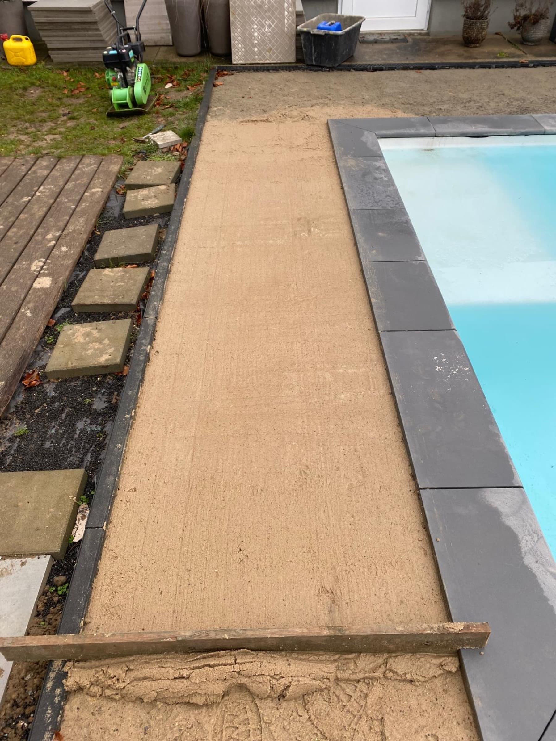 Fertiger Pool mit Beton-Terrasse und Bordsteineinfassung