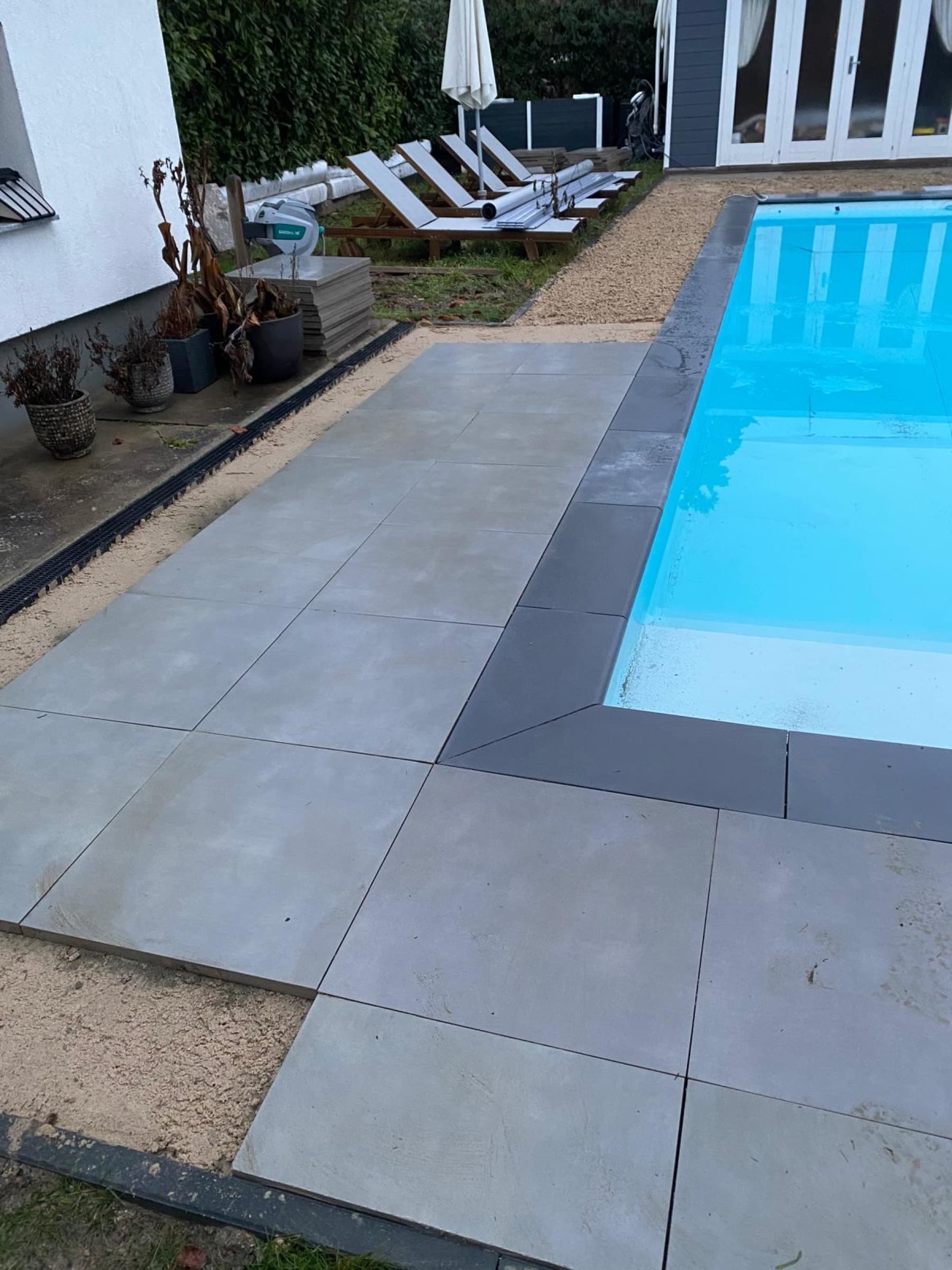 Großformatige Terrassenplatten am Pool-Rand