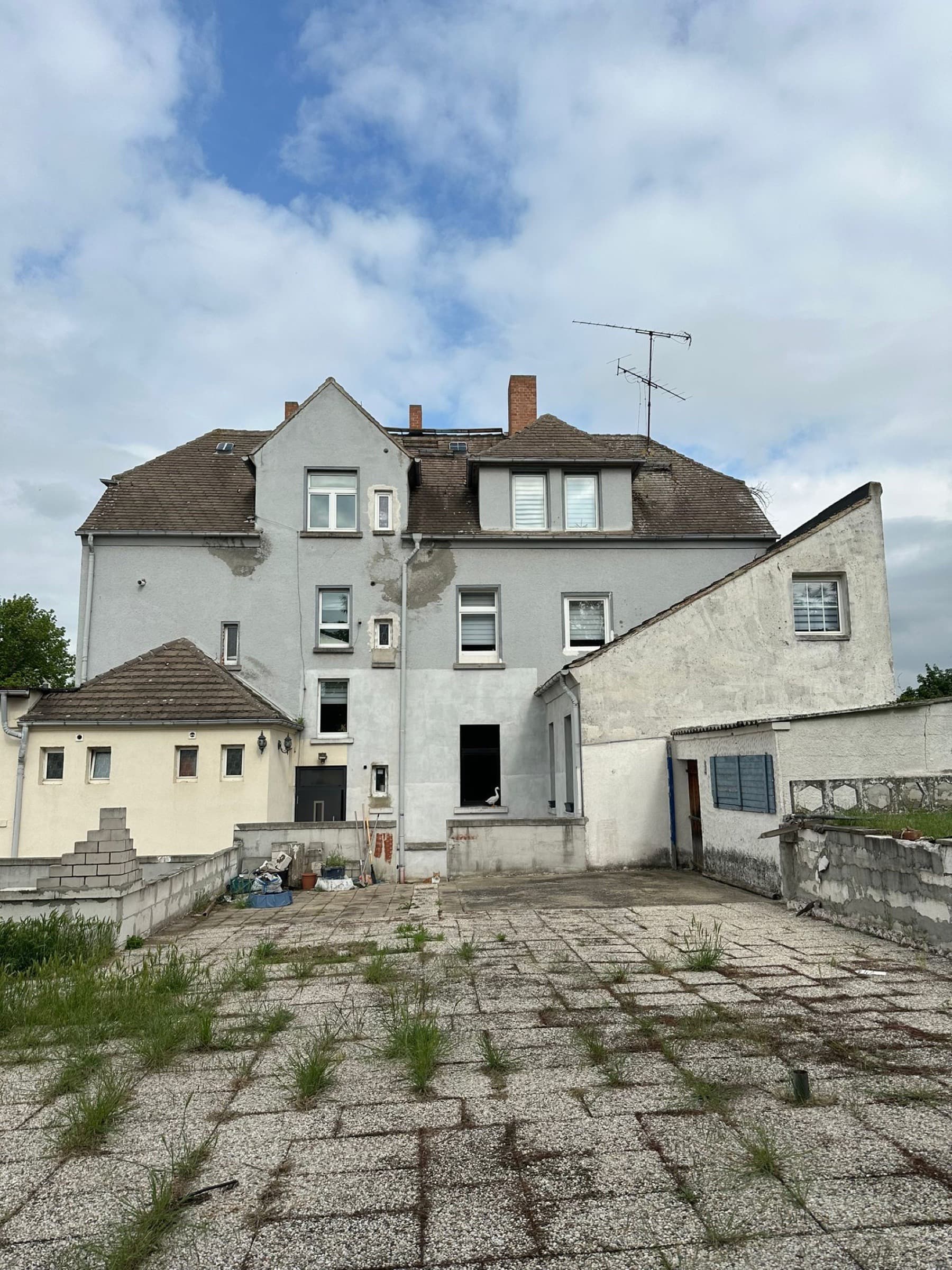 Hofseitige Bestandsansicht vor Sanierungsbeginn