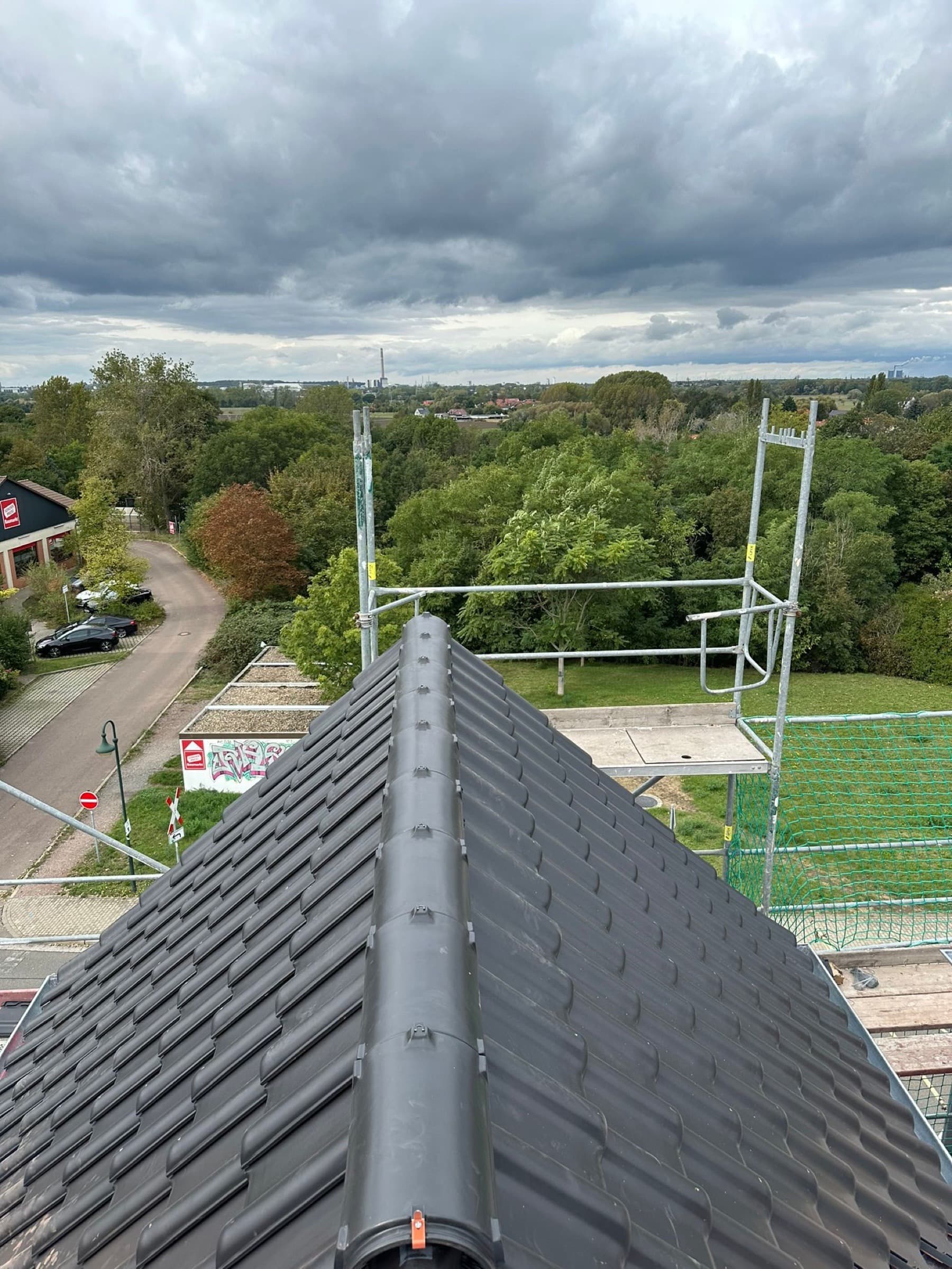 Blick vom Dachfirst über die fertige Eindeckung